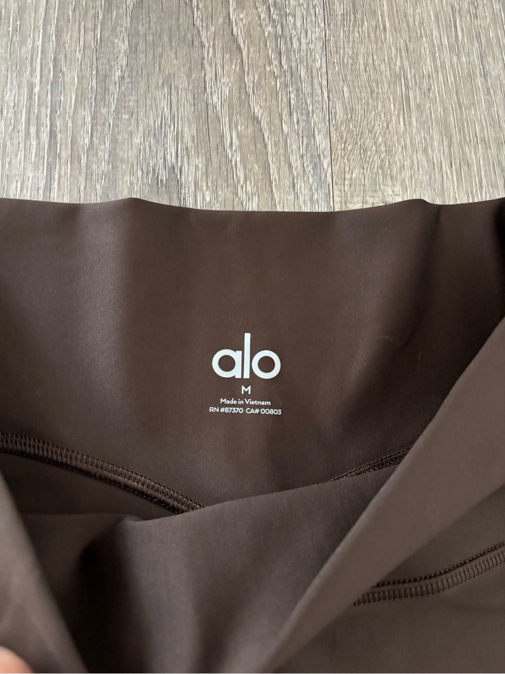Alo Yoga 5" Airlift Energy Espresso Biker Shorts (M) - Picture 7 of 7